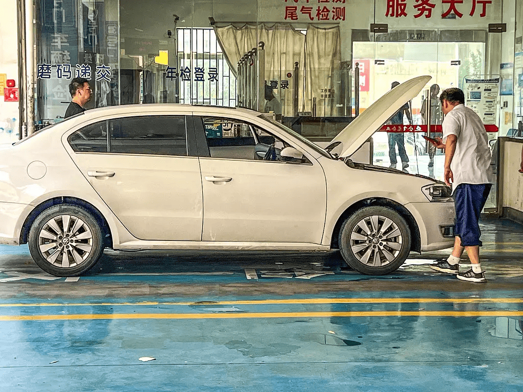 700萬蘭博基尼疑遭暴力年檢<strong></p>
<p>宏鑫機械設備有限公司
</strong>，汽車年檢該取消嗎:宏鑫機械設備有限公司
