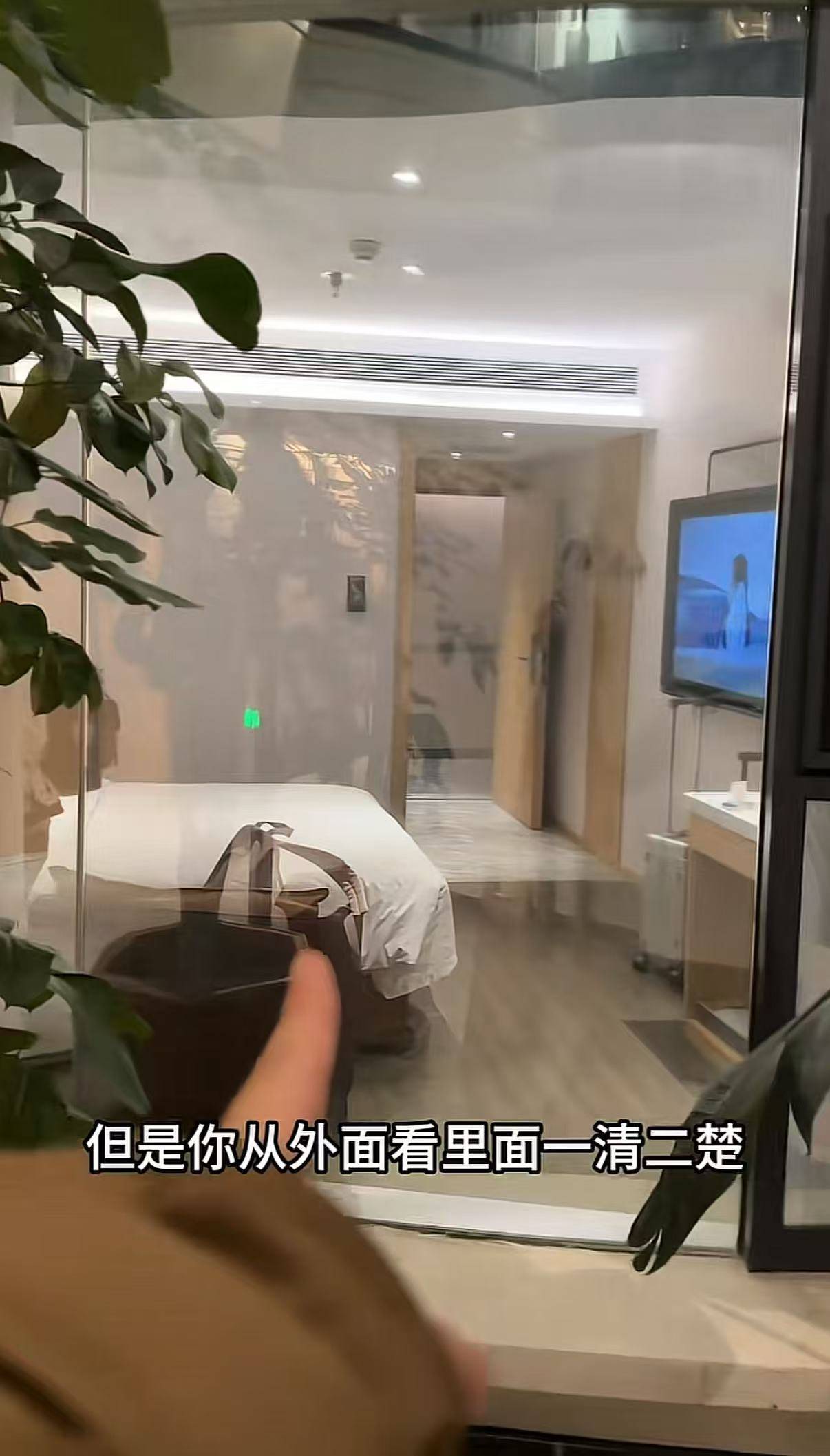 女子延吉住酒店發(fā)現(xiàn)落地窗室內(nèi)看不到外面<strong></p>
<p>宏鑫機(jī)械設(shè)備有限公司
</strong>，室外高清觀看室內(nèi)？工作人員：是單向膜:宏鑫機(jī)械設(shè)備有限公司
