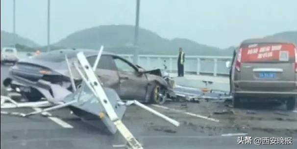 武漢一小米SU7失控撞倒護欄<strong></p>
<p>宏鑫機械設(shè)備有限公司
</strong>，沖向?qū)γ孳嚨溃笄拜嗆囕S斷裂輪胎脫落10米開外，小米回應(yīng):宏鑫機械設(shè)備有限公司
