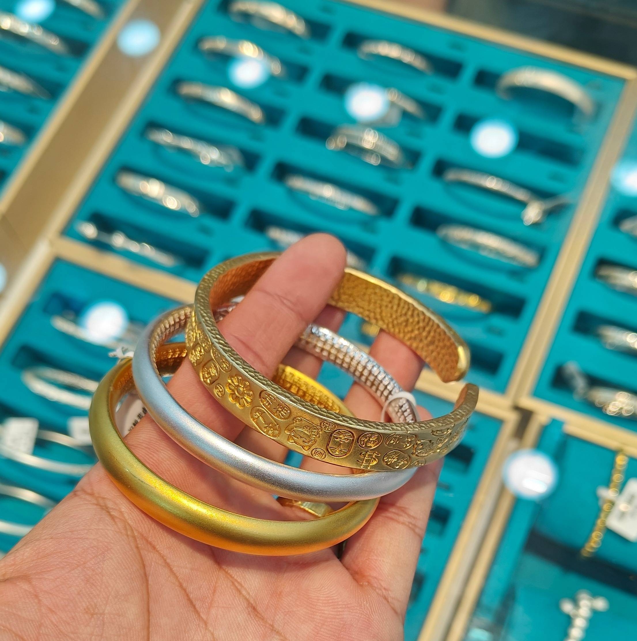 金價(jià)暴漲后打金店客流增加：有新人結(jié)婚用“金包銀”當(dāng)平替省下5萬(wàn)<strong></p>
<p>宏鑫機(jī)械設(shè)備有限公司
</strong>，有人用舊金翻新款式:宏鑫機(jī)械設(shè)備有限公司
