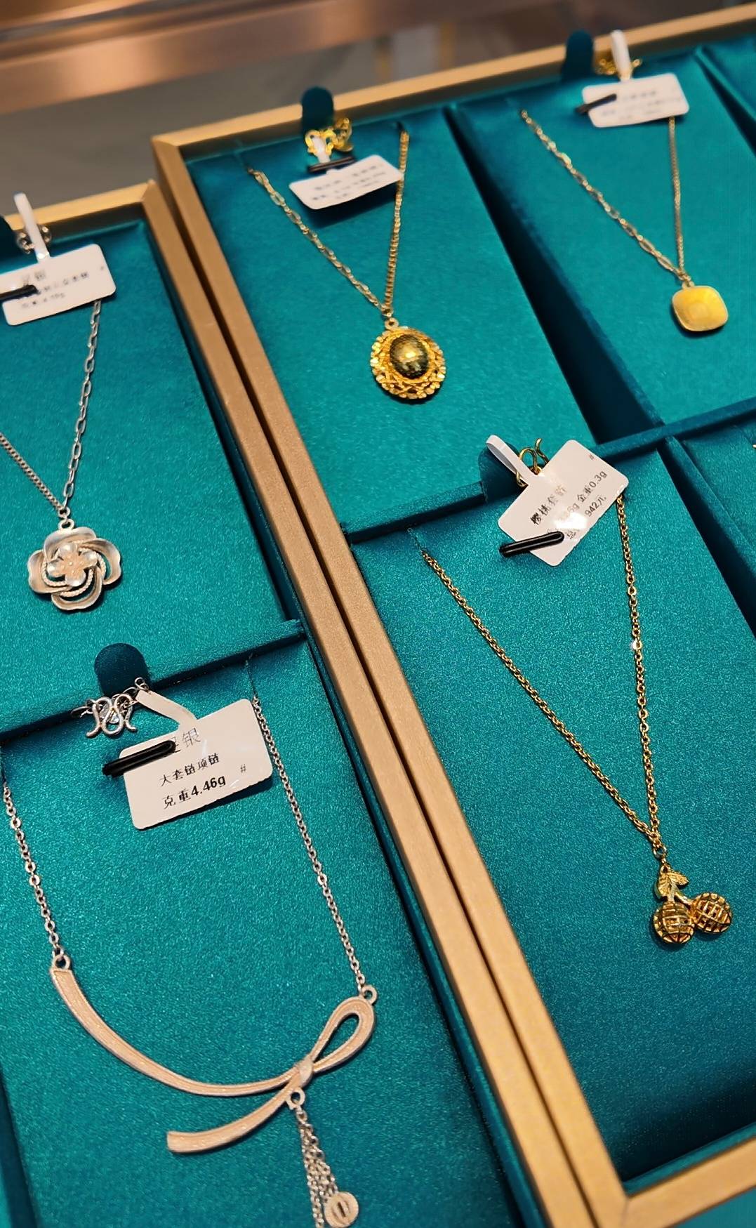 金價(jià)暴漲后打金店客流增加：有新人結(jié)婚用“金包銀”當(dāng)平替省下5萬(wàn)<strong></p>
<p>宏鑫機(jī)械設(shè)備有限公司
</strong>，有人用舊金翻新款式:宏鑫機(jī)械設(shè)備有限公司
