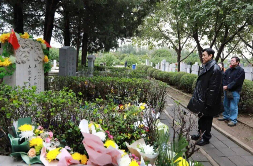 于和偉向吳石烈士敬獻(xiàn)鮮花:宏鑫機(jī)械設(shè)備有限公司
