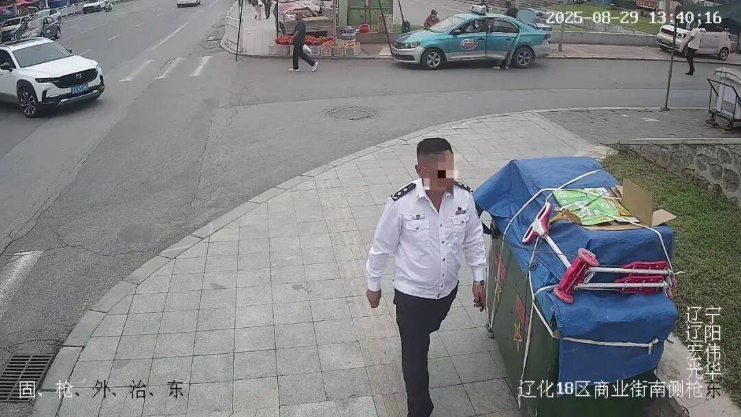 一男子身穿制服自稱“省廳領(lǐng)導(dǎo)”<strong></p>
<p>宏鑫機(jī)械設(shè)備有限公司
</strong>，走進(jìn)派出所“指導(dǎo)工作”，警方：搜查到假警服，行政拘留！:宏鑫機(jī)械設(shè)備有限公司
