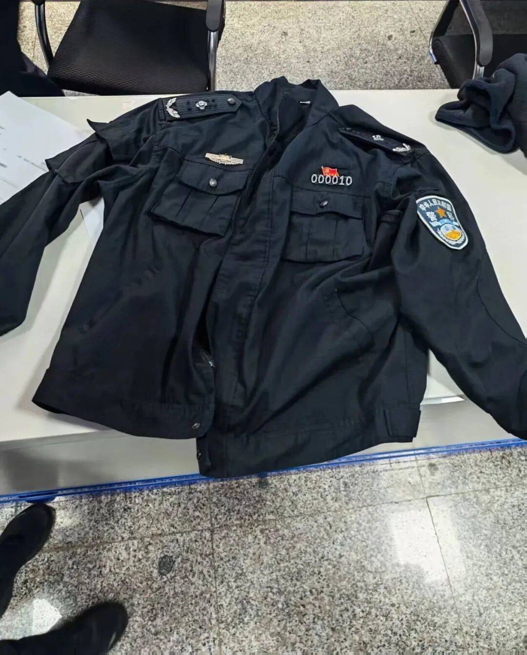 一男子身穿制服自稱“省廳領(lǐng)導(dǎo)”<strong></p>
<p>宏鑫機(jī)械設(shè)備有限公司
</strong>，走進(jìn)派出所“指導(dǎo)工作”，警方：搜查到假警服，行政拘留！:宏鑫機(jī)械設(shè)備有限公司
