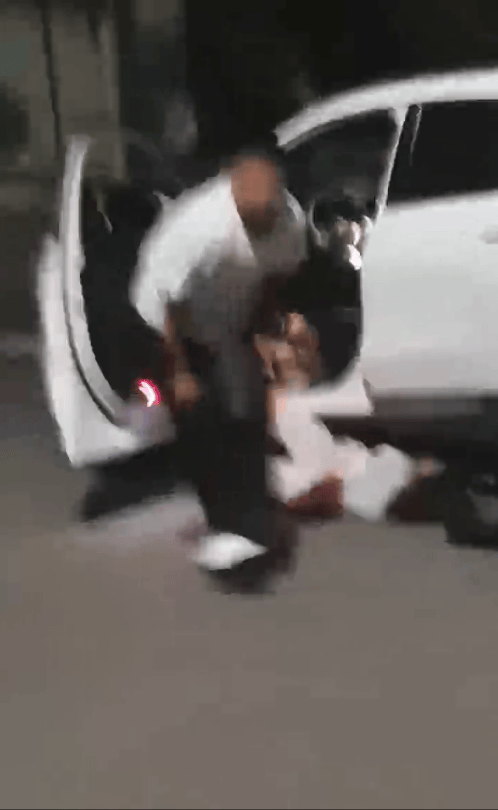 一男子凌晨聽到兩聲呼救，循聲發(fā)現(xiàn)一女子在奔馳車外被白衣男勒昏！受害者：是受朋友之托借錢給白衣男，凌晨被騙至偏僻處遭非禮！:宏鑫機(jī)械設(shè)備有限公司
