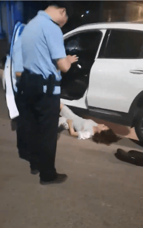 一男子凌晨聽到兩聲呼救<strong></p>
<p>宏鑫機械設備有限公司
</strong>，循聲發(fā)現(xiàn)一女子在奔馳車外被白衣男勒昏！受害者：是受朋友之托借錢給白衣男，凌晨被騙至偏僻處遭非禮！:宏鑫機械設備有限公司
