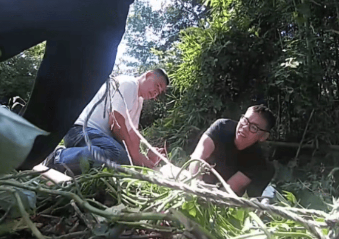 詭異！浙江男子獨(dú)自前往公墓<strong></p>
<p>宏鑫機(jī)械設(shè)備有限公司
</strong>，偷偷塞了一大筆錢！民警順藤摸瓜還搜出了假發(fā)、人臉面具……:宏鑫機(jī)械設(shè)備有限公司
