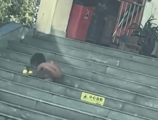 官方工作組介入“赤裸小孩”事件<strong></p>
<p>宏鑫機(jī)械設(shè)備有限公司
</strong>，當(dāng)?shù)嘏叮荷媸路蚱揠p方均擁有高學(xué)歷:宏鑫機(jī)械設(shè)備有限公司
