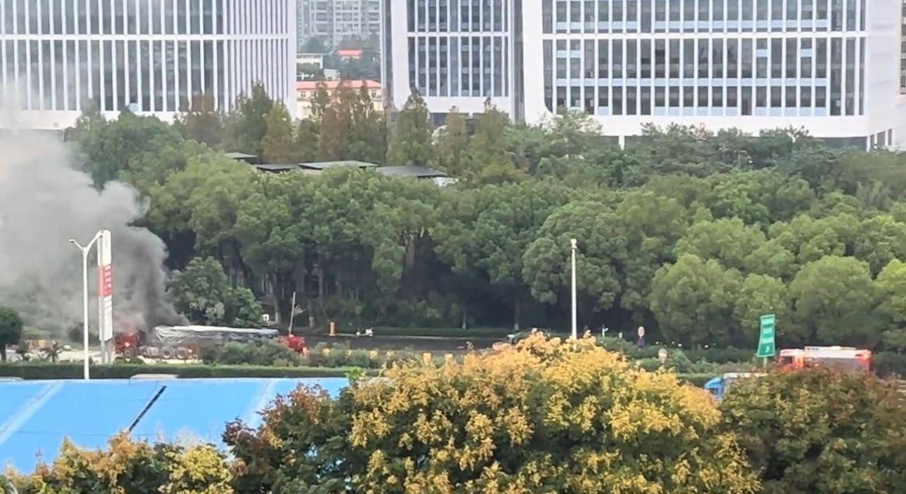 南京清晨突發(fā)巨響驚醒多位市民<strong></p>
<p>宏鑫機(jī)械設(shè)備有限公司
</strong>，官方澄清不是爆炸：系貨車(chē)輪胎起火，已撲滅:宏鑫機(jī)械設(shè)備有限公司
