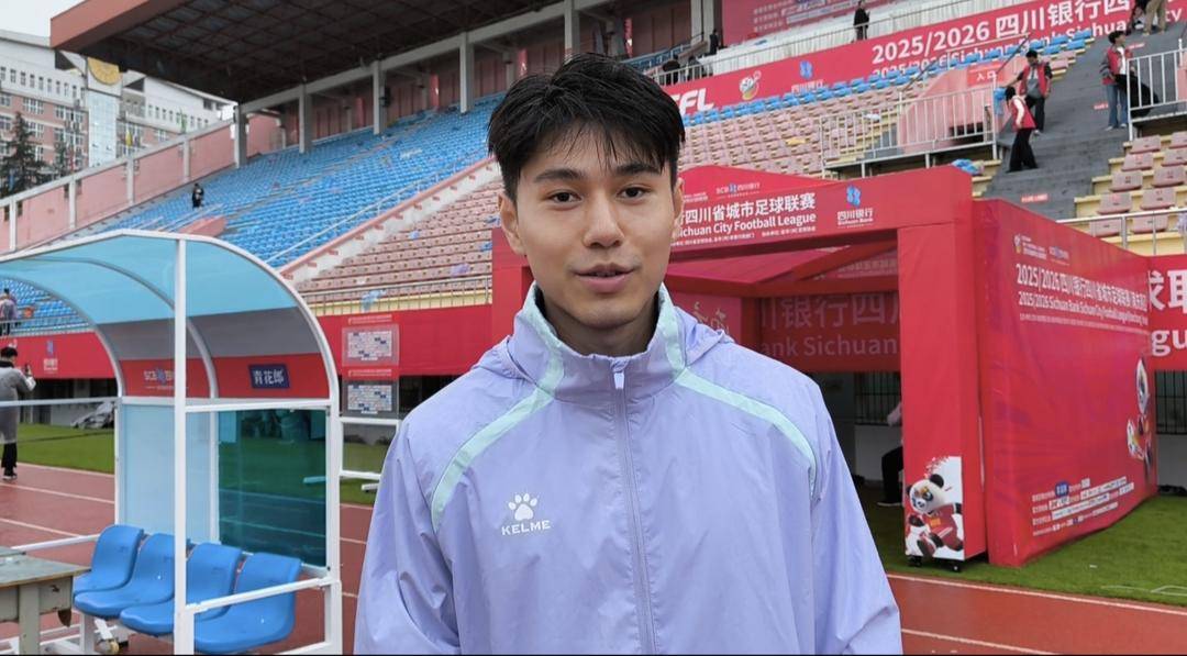 川超南充隊(duì)6號球員明俊賢因顏值走紅：“希望大家更關(guān)注球場上的我<strong></p>
<p>宏鑫機(jī)械設(shè)備有限公司
</strong>，以球技贏得掌聲”:宏鑫機(jī)械設(shè)備有限公司
