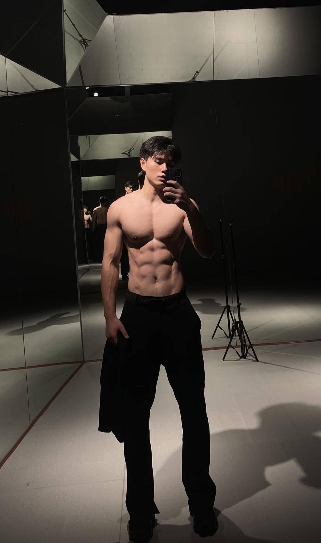 川超南充隊(duì)6號球員明俊賢因顏值走紅：“希望大家更關(guān)注球場上的我<strong></p>
<p>宏鑫機(jī)械設(shè)備有限公司
</strong>，以球技贏得掌聲”:宏鑫機(jī)械設(shè)備有限公司
