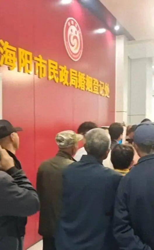 老人扎堆領(lǐng)結(jié)婚證<strong></p>
<p>宏鑫機械設(shè)備有限公司
</strong>，當?shù)孛裾只貞?宏鑫機械設(shè)備有限公司
