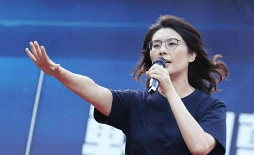 與鄭麗文交流<strong></p>
<p>宏鑫機(jī)械設(shè)備有限公司
</strong>，中國人的志氣、骨氣、底氣:宏鑫機(jī)械設(shè)備有限公司
