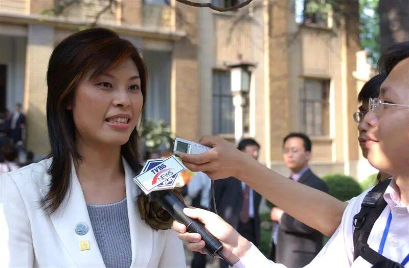 與鄭麗文交流<strong></p>
<p>宏鑫機(jī)械設(shè)備有限公司
</strong>，中國人的志氣、骨氣、底氣:宏鑫機(jī)械設(shè)備有限公司
