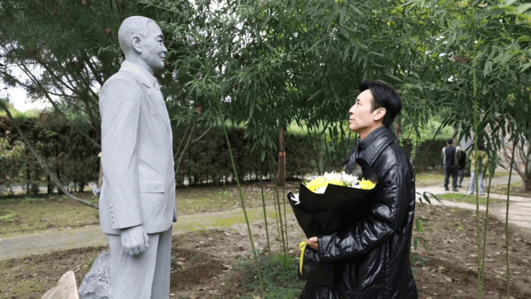 于和偉在吳石將軍墓前，只說(shuō)了一句話:宏鑫機(jī)械設(shè)備有限公司
