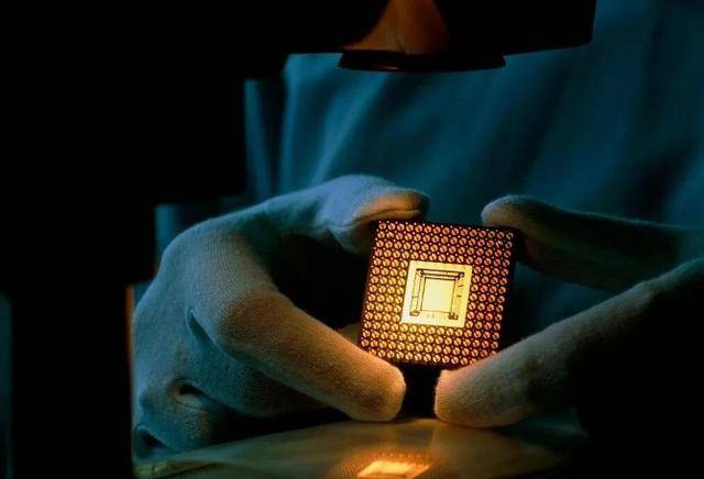 中國出手反制<strong></p>
<p>宏鑫機(jī)械設(shè)備有限公司
</strong>，荷蘭慌了！急求談判卻仍堅(jiān)稱：別扯上美國:宏鑫機(jī)械設(shè)備有限公司
