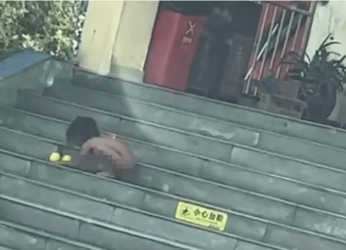 “野人小孩”最新進(jìn)展：小孩已被養(yǎng)成不穿衣服習(xí)慣<strong></p>
<p>宏鑫機(jī)械設(shè)備有限公司
</strong>，父母都沒工作，孩子沒上戶口，公安民政婦聯(lián)已介入:宏鑫機(jī)械設(shè)備有限公司
