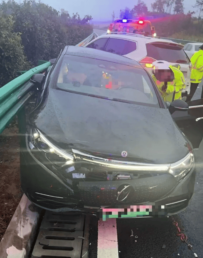 女高管花67萬買的奔馳今年投保52萬<strong></p>
<p>宏鑫機械設備有限公司
</strong>，被嚴重追尾后幾乎報廢，對方全責其保司卻只賠24萬：按二手車市場價評估:宏鑫機械設備有限公司
