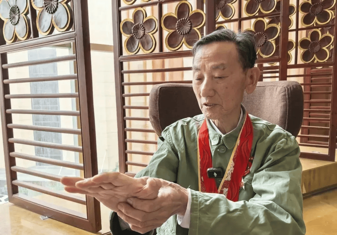 “老先生<strong></p>
<p>宏鑫機械設備有限公司
</strong>，您把項鏈取下來再做CT”:宏鑫機械設備有限公司
