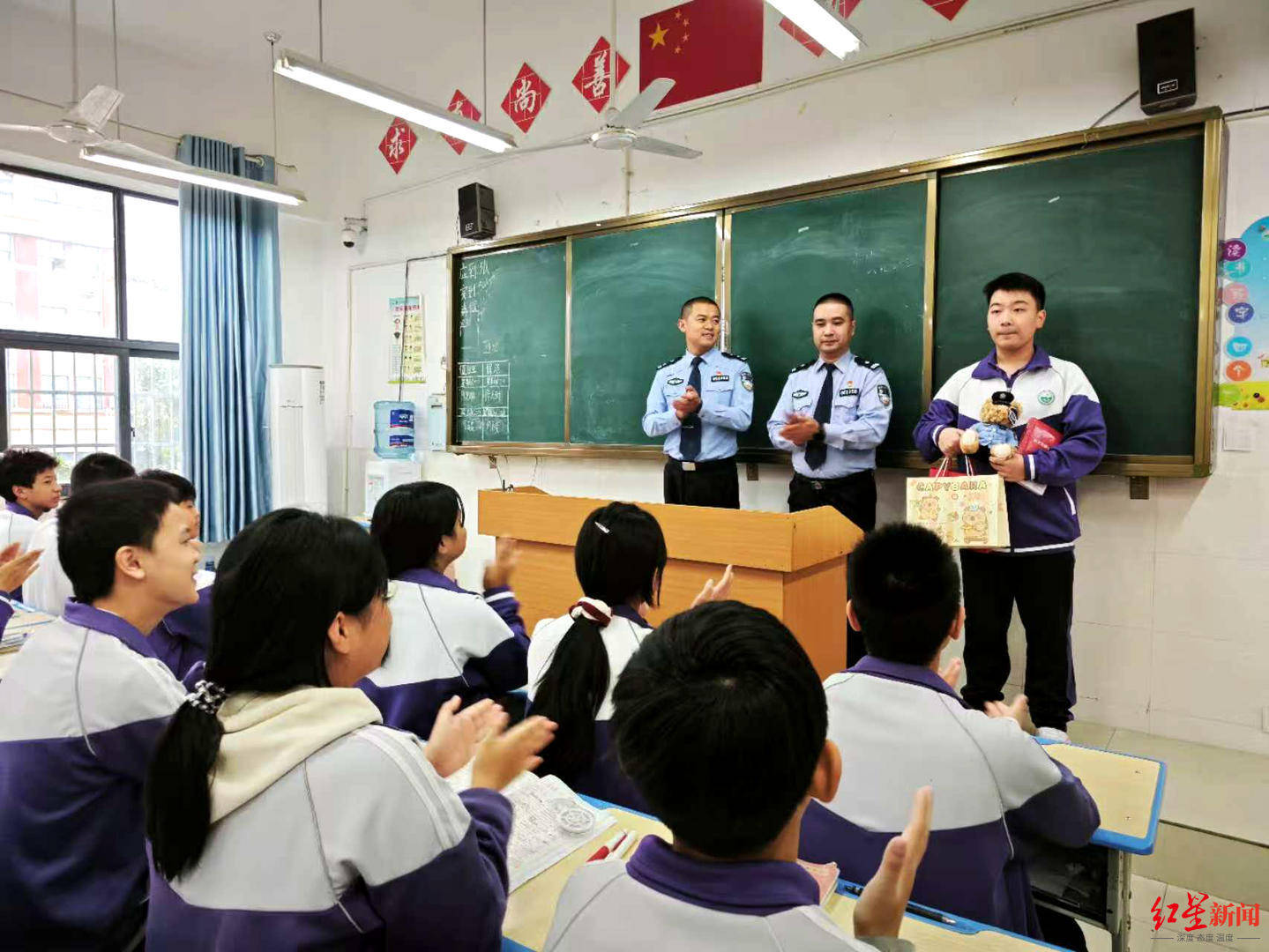 初二男生撿到1.4萬余元現(xiàn)金，淡定拍視頻后報(bào)警物歸失主，民警送“獎(jiǎng)”到校園:宏鑫機(jī)械設(shè)備有限公司
