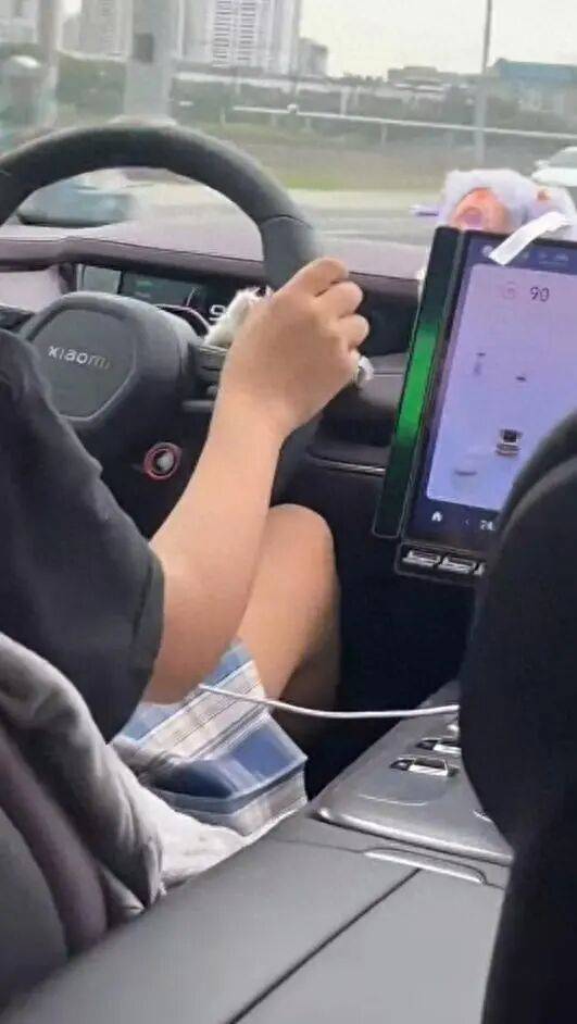 小米汽車市區(qū)飆至時速120公里，跨雙黃線到對向車道超車……交警回應(yīng)→:宏鑫機械設(shè)備有限公司
