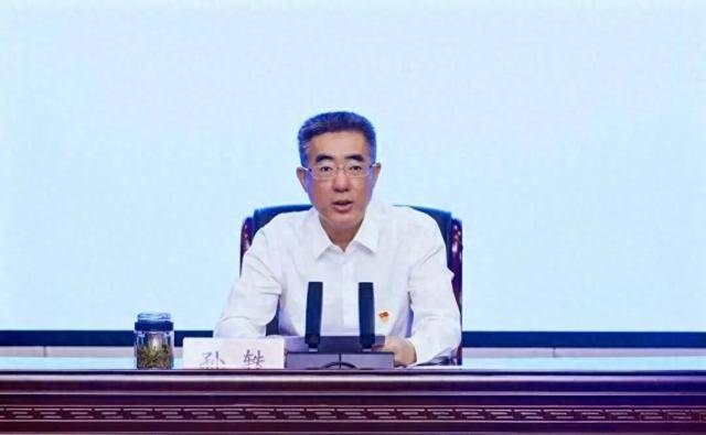 孫軼履新商務(wù)部<strong></p>
<p>宏鑫機(jī)械設(shè)備有限公司
</strong>，此前在江蘇任職:宏鑫機(jī)械設(shè)備有限公司
