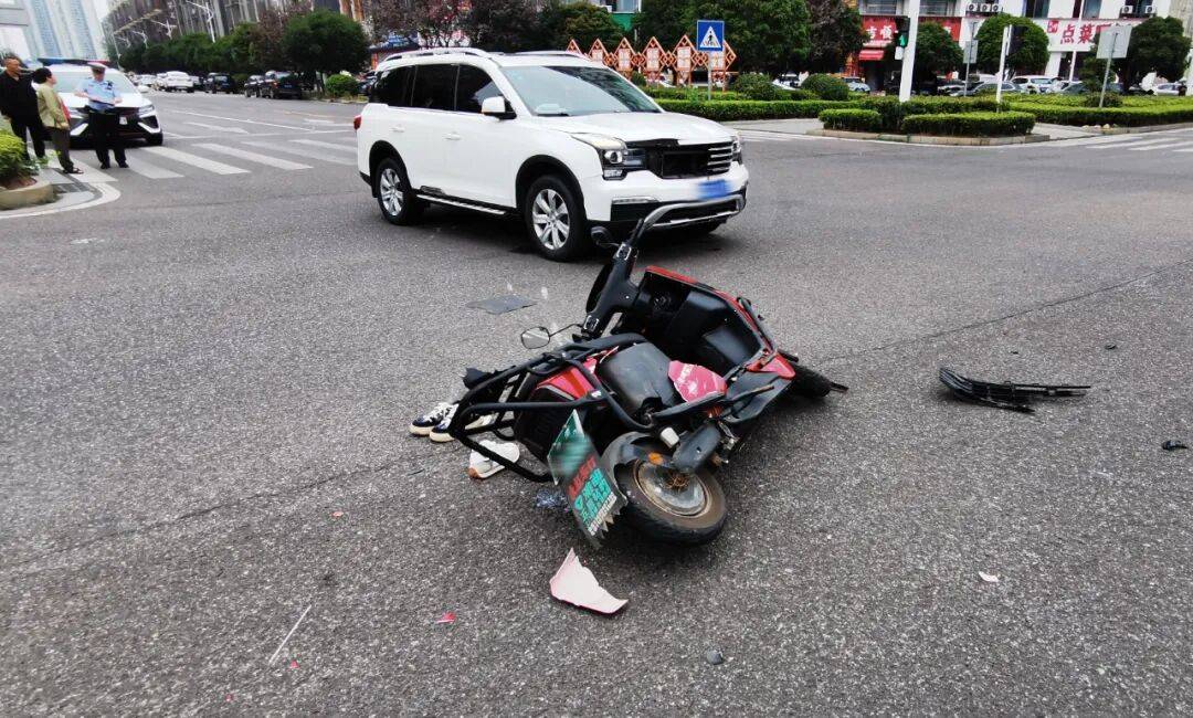湖南湘潭一女生騎車(chē)闖紅燈，骨折、肝破裂…:宏鑫機(jī)械設(shè)備有限公司
