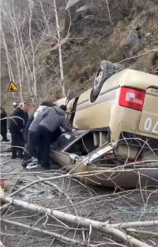 “車頂都沒了”！山西五臺山景區(qū)一面包疑剎車失靈翻扣路面<strong></p>
<p>宏鑫機(jī)械設(shè)備有限公司
</strong>，13名被困者全部獲救，當(dāng)?shù)鼗貞?yīng)：好像是在檢票口追尾，無人員身亡:宏鑫機(jī)械設(shè)備有限公司
