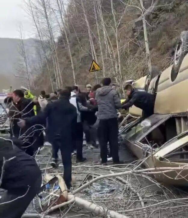“車頂都沒了”！山西五臺山景區(qū)一面包疑剎車失靈翻扣路面<strong></p>
<p>宏鑫機(jī)械設(shè)備有限公司
</strong>，13名被困者全部獲救，當(dāng)?shù)鼗貞?yīng)：好像是在檢票口追尾，無人員身亡:宏鑫機(jī)械設(shè)備有限公司
