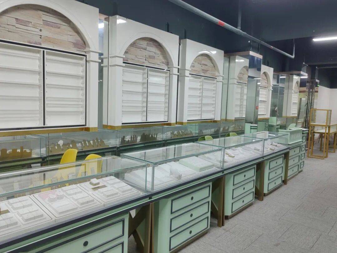 廣州番禺一小鎮(zhèn)<strong></p>
<p>宏鑫機(jī)械設(shè)備有限公司
</strong>，店面陸續(xù)關(guān)門(mén)！記者“臥底”120天發(fā)現(xiàn)……:宏鑫機(jī)械設(shè)備有限公司
