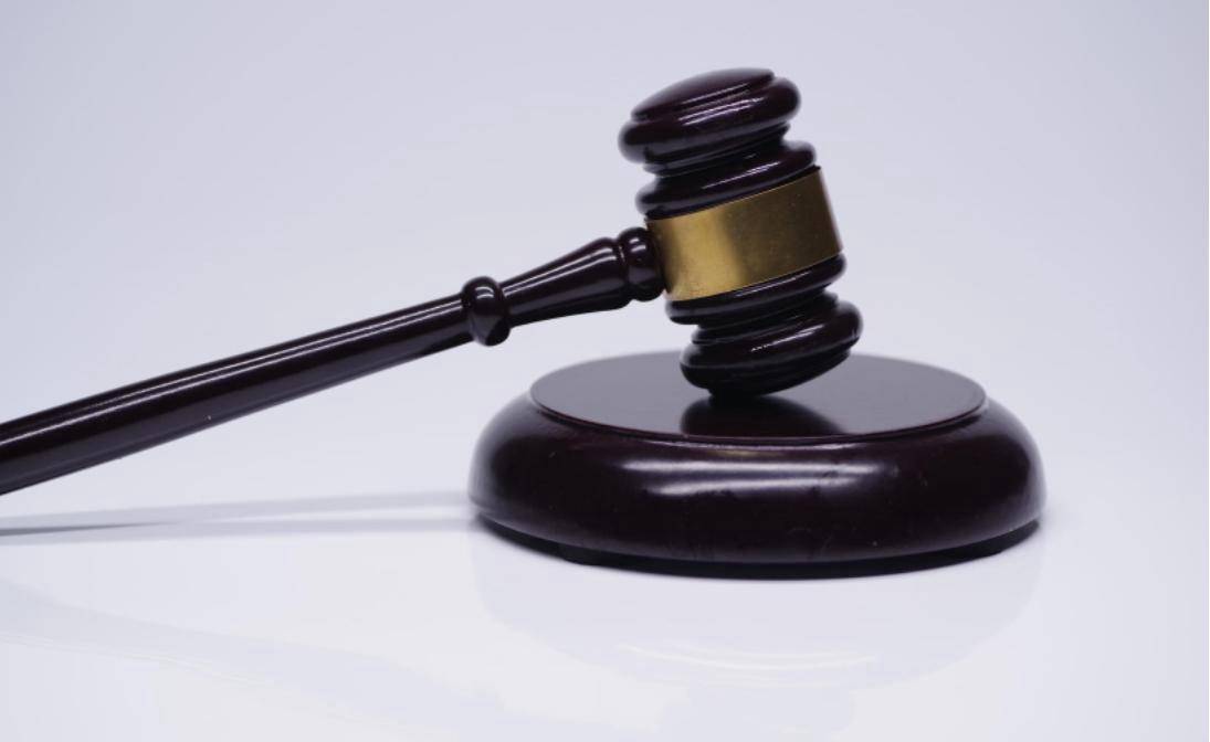 51歲總工程師聚餐飲酒摔倒回家后身亡 法院判單位及餐廳共賠38萬，14名聚餐者不擔(dān)責(zé):宏鑫機械設(shè)備有限公司
