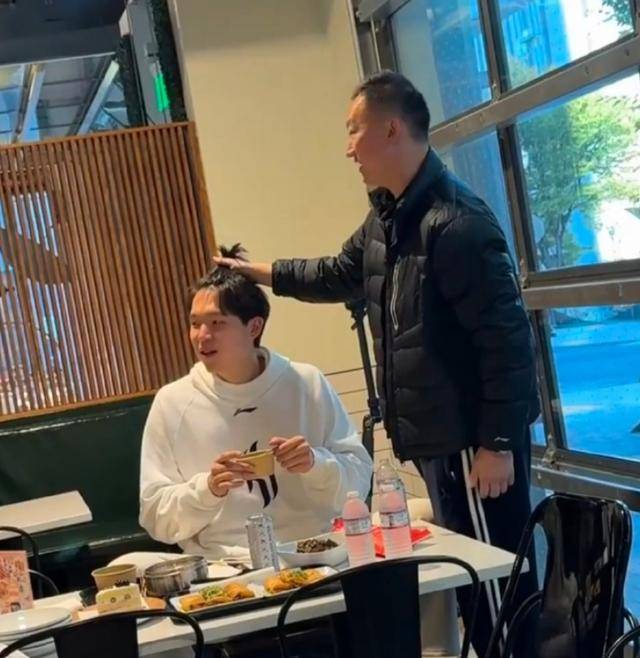 一起來為小楊加油！楊瀚森將代表開拓者出戰(zhàn)NBA常規(guī)賽，首戰(zhàn)面對森林狼對方內(nèi)線長人林立:宏鑫機械設(shè)備有限公司
