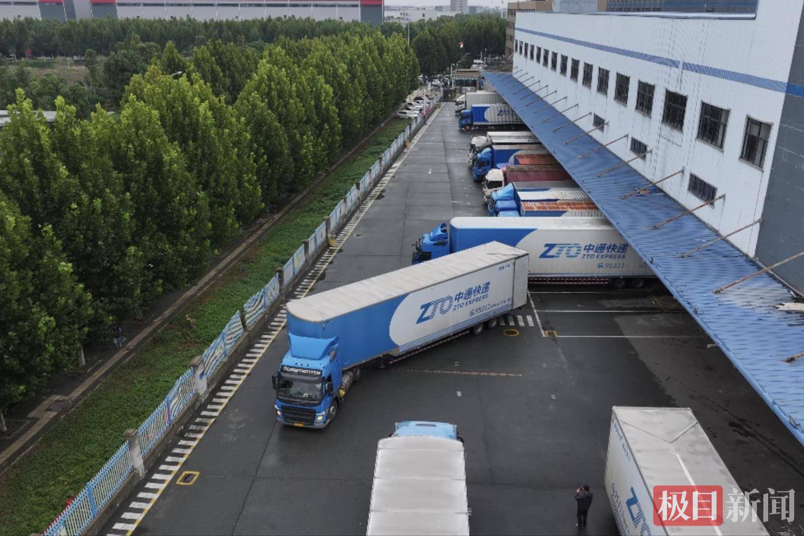 湖北90后姑娘駕馭21米重卡貨車<strong></p>
<p>宏鑫機(jī)械設(shè)備有限公司
</strong>，3年多行駛里程相當(dāng)于繞地球約10圈，始終保持零事故:宏鑫機(jī)械設(shè)備有限公司
