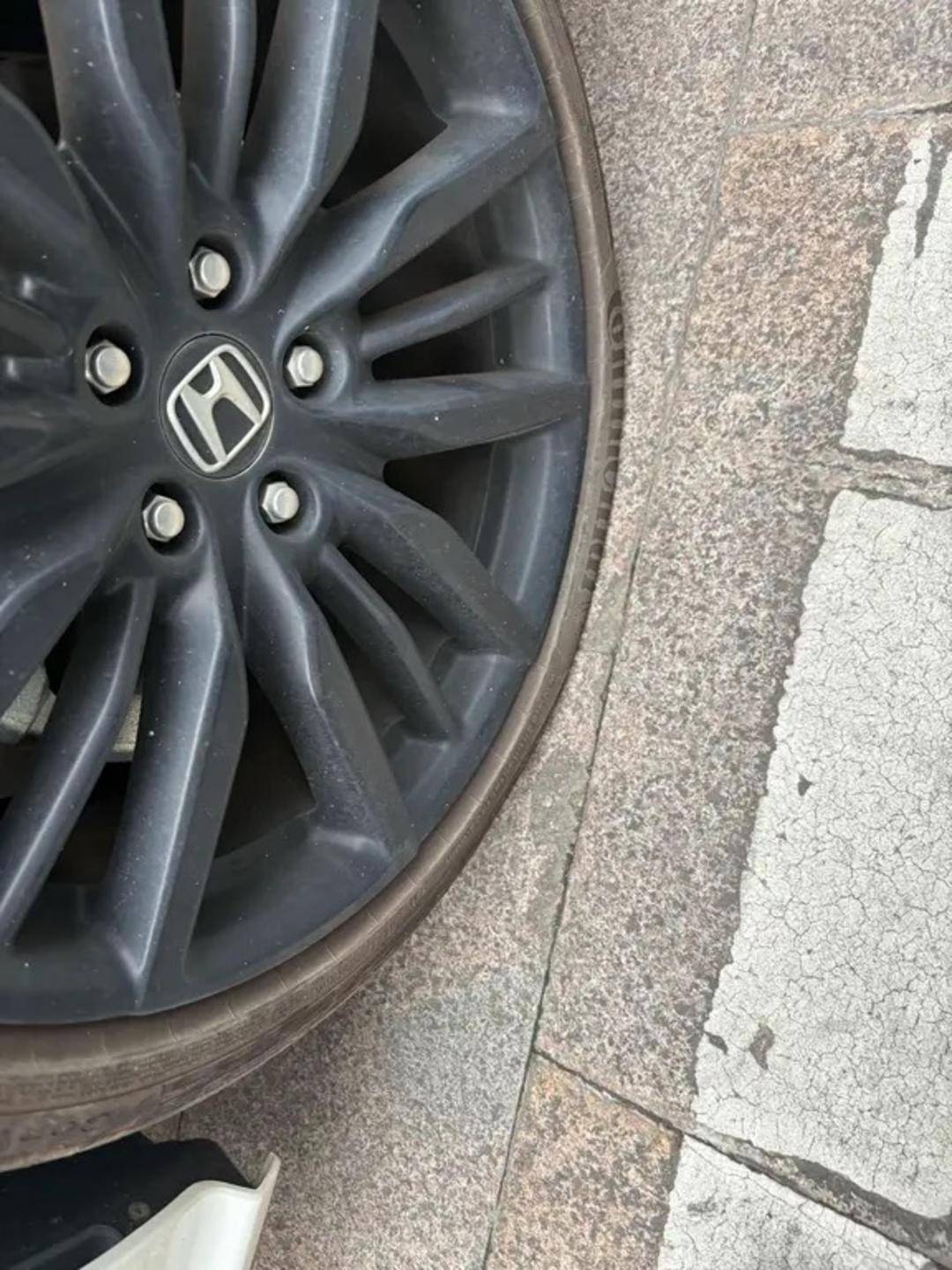 車主在廣東普寧路遇“扎胎釘” 當(dāng)事人：左前輪被扎扁<strong></p>
<p>宏鑫機(jī)械設(shè)備有限公司
</strong>，已報(bào)警:宏鑫機(jī)械設(shè)備有限公司
