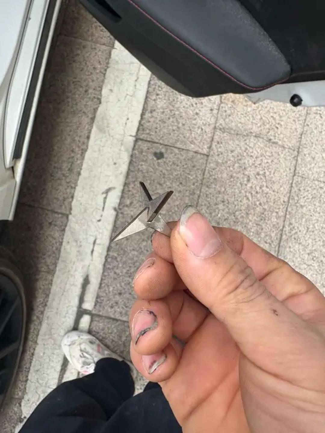 車主在廣東普寧路遇“扎胎釘” 當(dāng)事人：左前輪被扎扁<strong></p>
<p>宏鑫機(jī)械設(shè)備有限公司
</strong>，已報(bào)警:宏鑫機(jī)械設(shè)備有限公司
